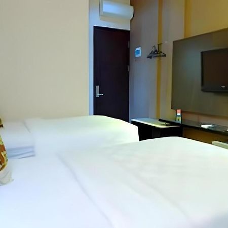 Lotus Hotel Субанг Экстерьер фото