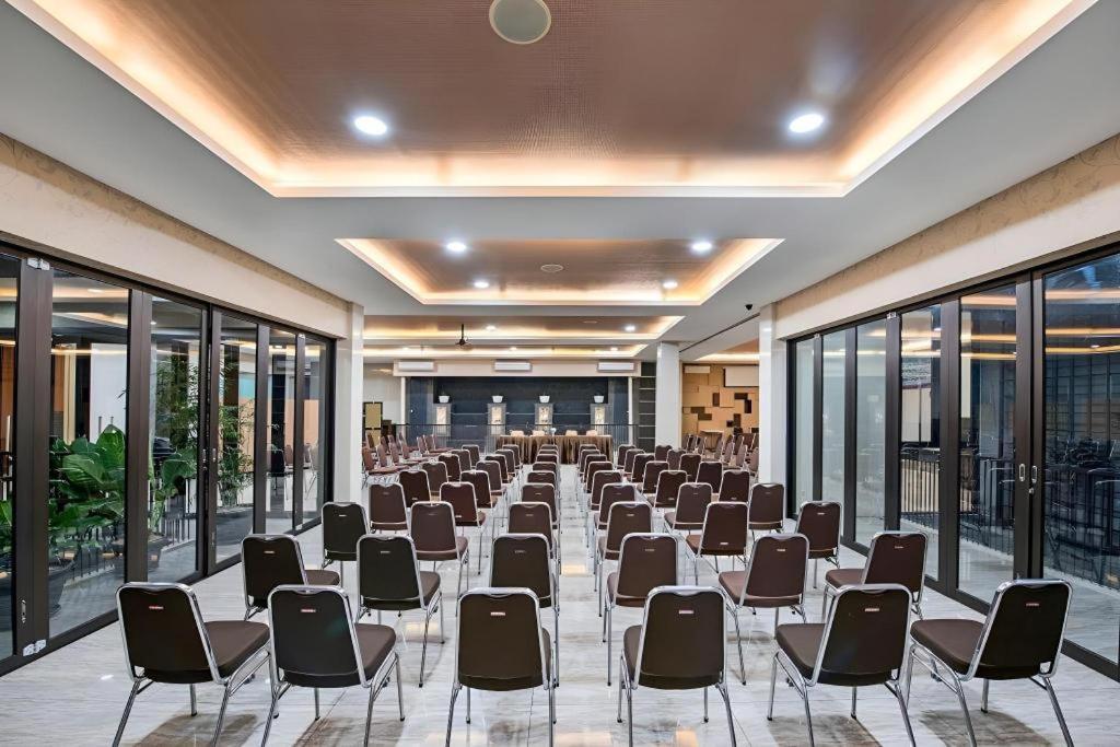 Lotus Hotel Субанг Экстерьер фото