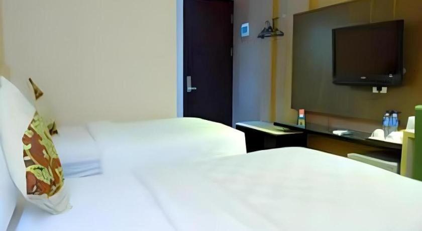 Lotus Hotel Субанг Экстерьер фото
