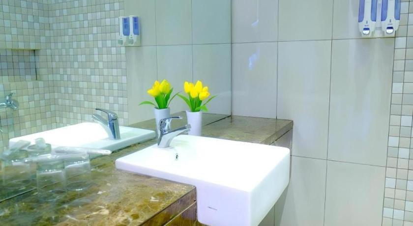 Lotus Hotel Субанг Экстерьер фото