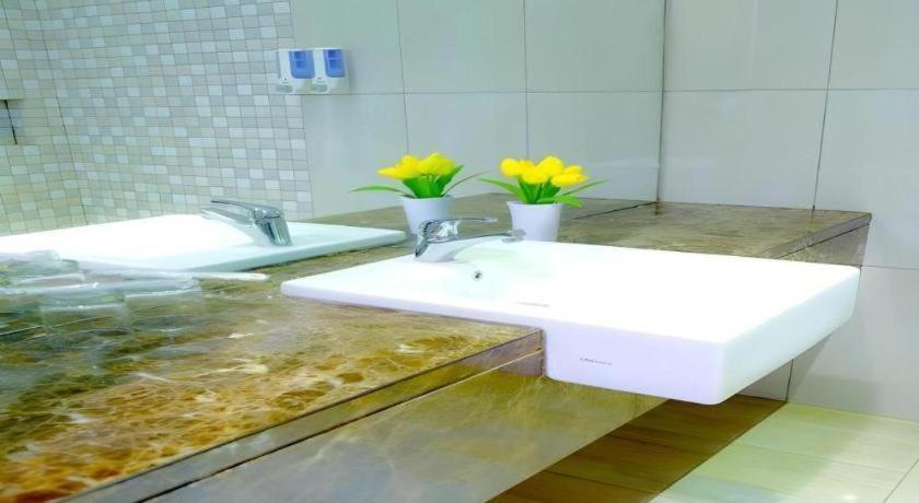Lotus Hotel Субанг Экстерьер фото
