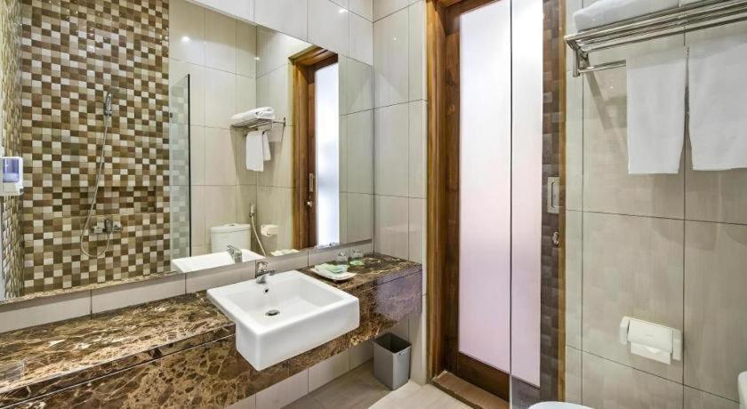 Lotus Hotel Субанг Экстерьер фото